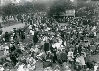 Multitudes de visitantes en el Zoológico de Londres, festivo de agosto, 1922